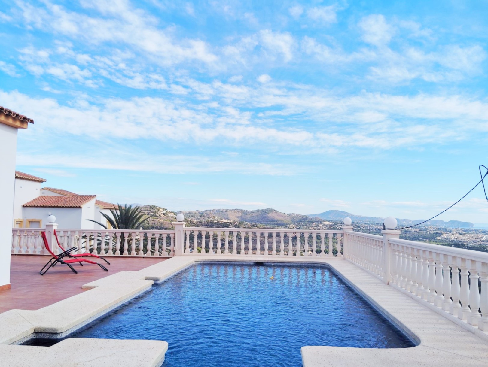 Villa te koop met 4 slaapkamers en een zwembad in Calpe, met uitzicht op zee.