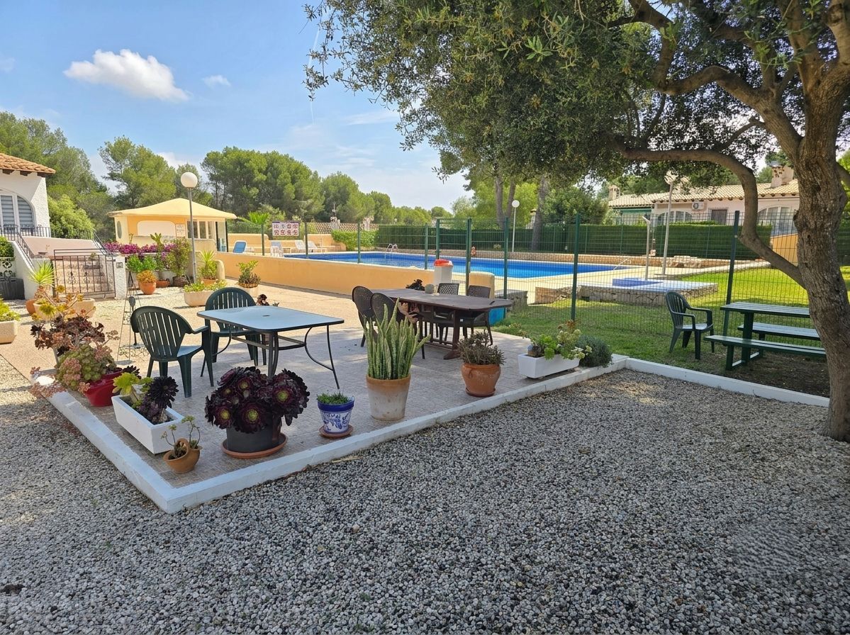 Charmante Hoekbungalow met de Hele Dag Zon en Naadloze Eénlaagse Leefruimte