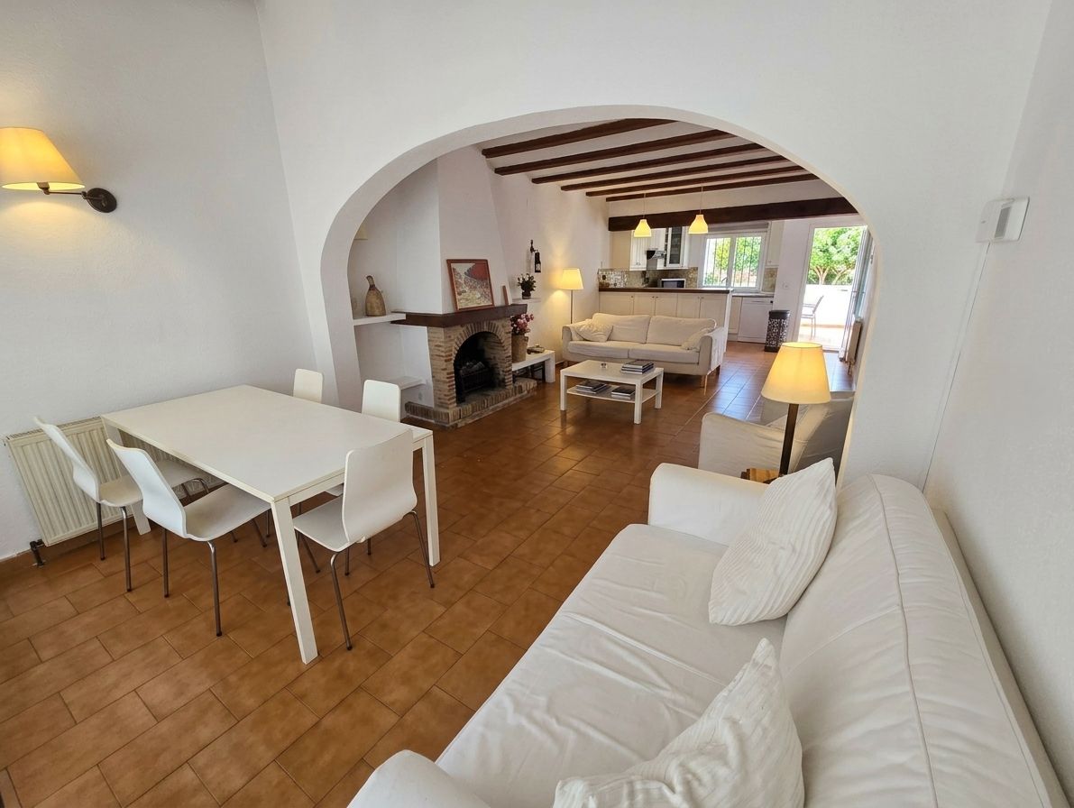 Charmante Hoekbungalow met de Hele Dag Zon en Naadloze Eénlaagse Leefruimte