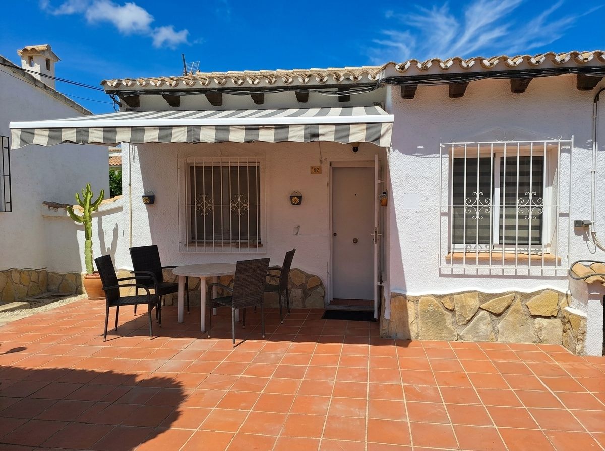 Charmante Hoekbungalow met de Hele Dag Zon en Naadloze Eénlaagse Leefruimte
