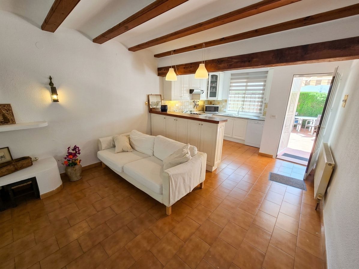 Charmante Hoekbungalow met de Hele Dag Zon en Naadloze Eénlaagse Leefruimte