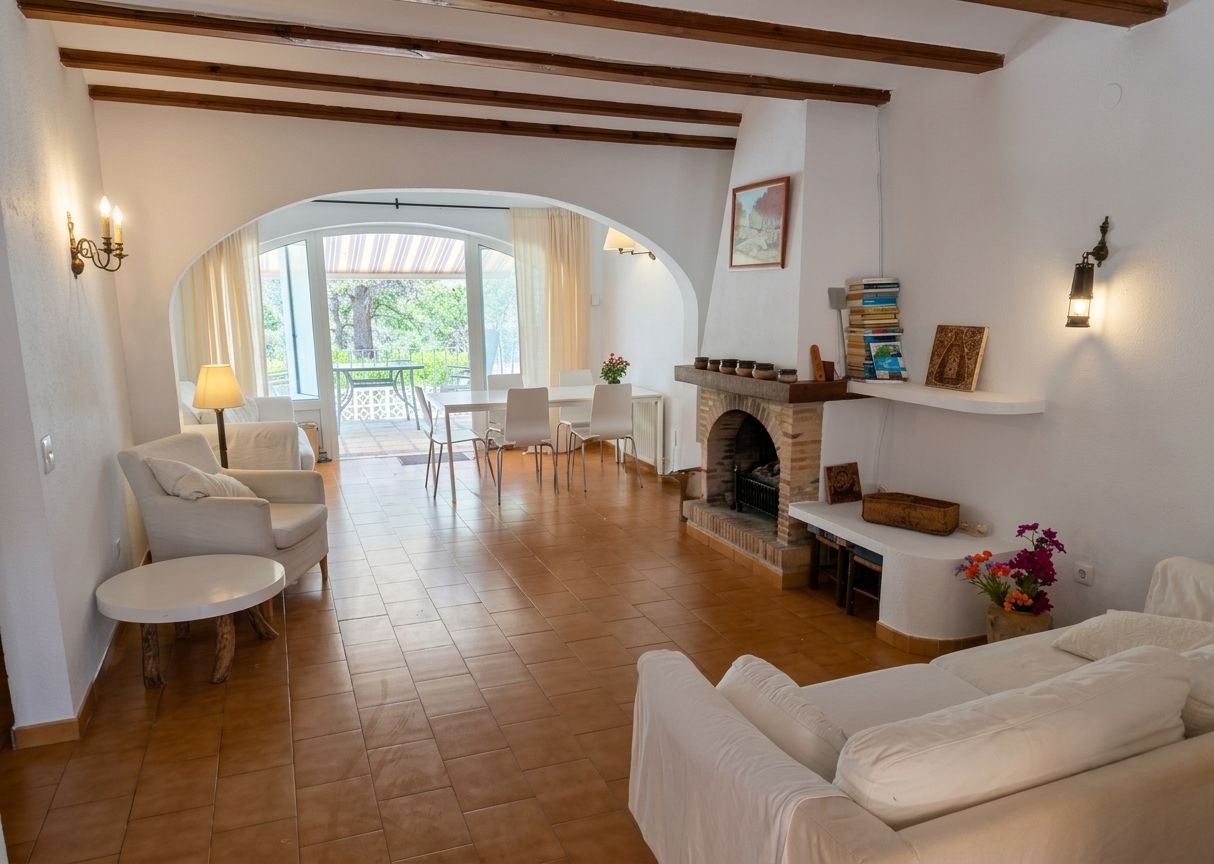 Charmante Hoekbungalow met de Hele Dag Zon en Naadloze Eénlaagse Leefruimte