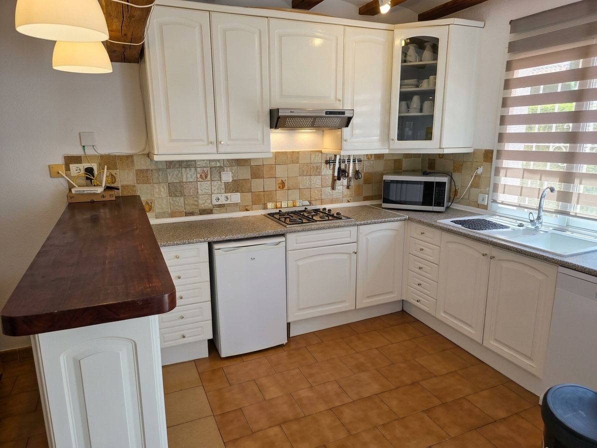 Charmante Hoekbungalow met de Hele Dag Zon en Naadloze Eénlaagse Leefruimte