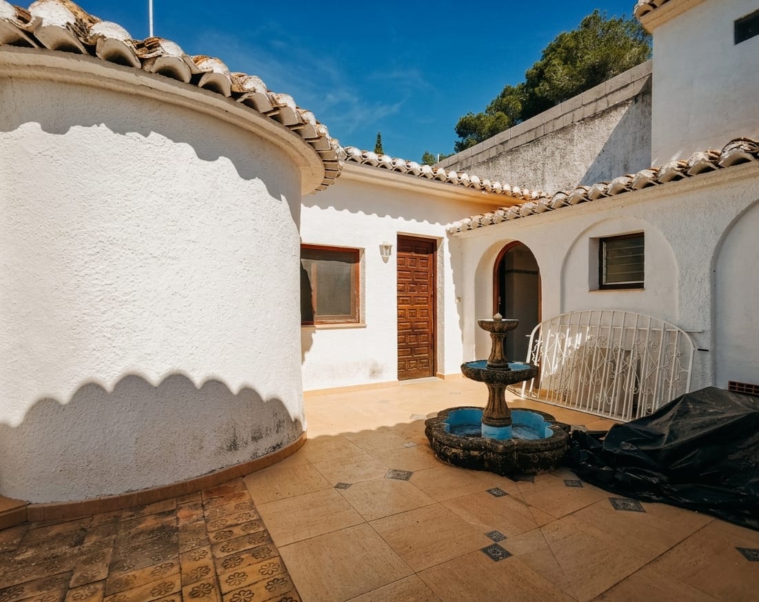 EXCLUSIEVE LUXE VILLA MET ZEEZICHT IN JÁVEA | GROOT INVESTERING EN RENOVATIE POTENTieel | VOORDEELIGE ZUIDELIJKE ORIËNTATIE IN 'CASTELLANS'