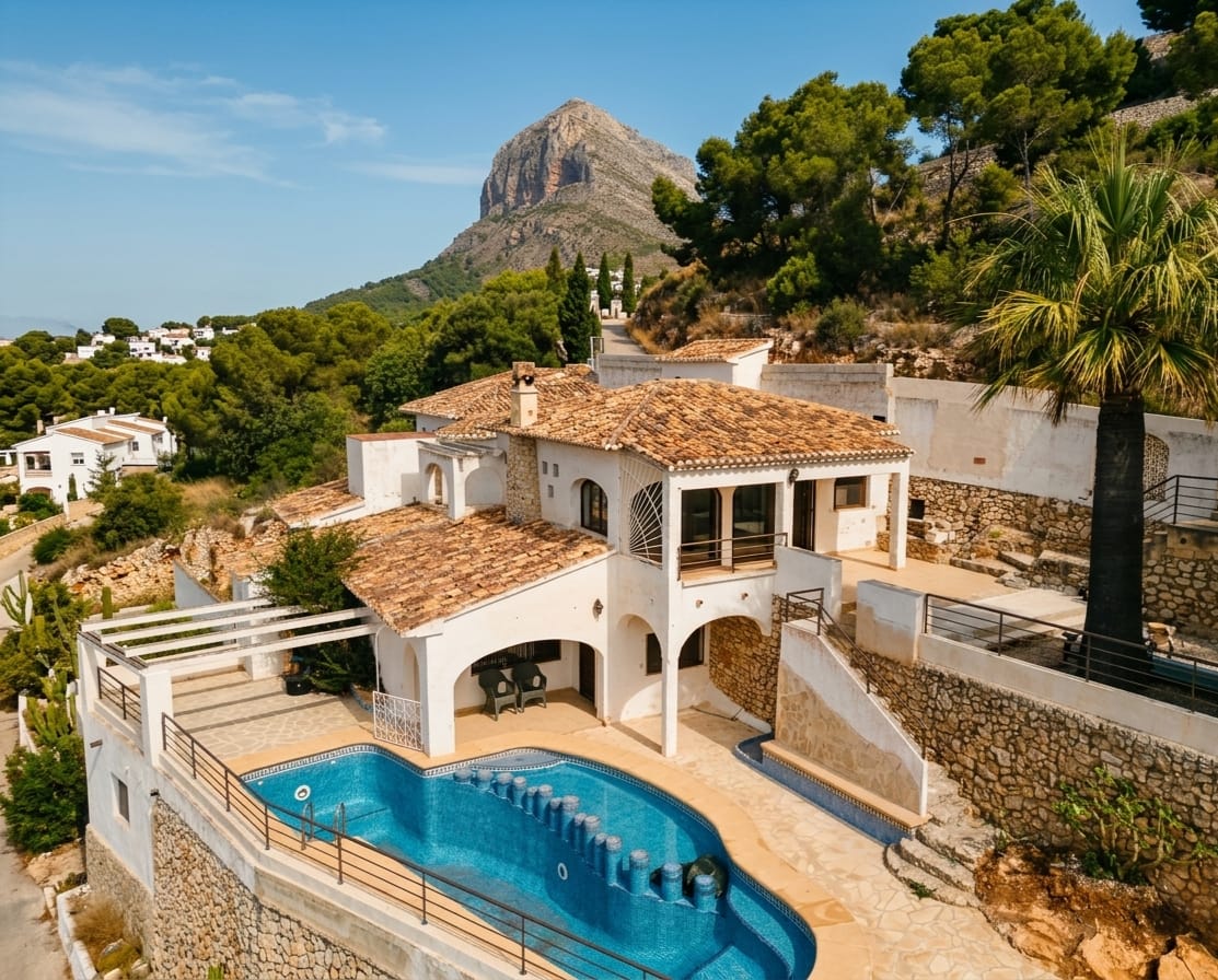 EXCLUSIEVE LUXE VILLA MET ZEEZICHT IN JÁVEA | GROOT INVESTERING EN RENOVATIE POTENTieel | VOORDEELIGE ZUIDELIJKE ORIËNTATIE IN 'CASTELLANS'