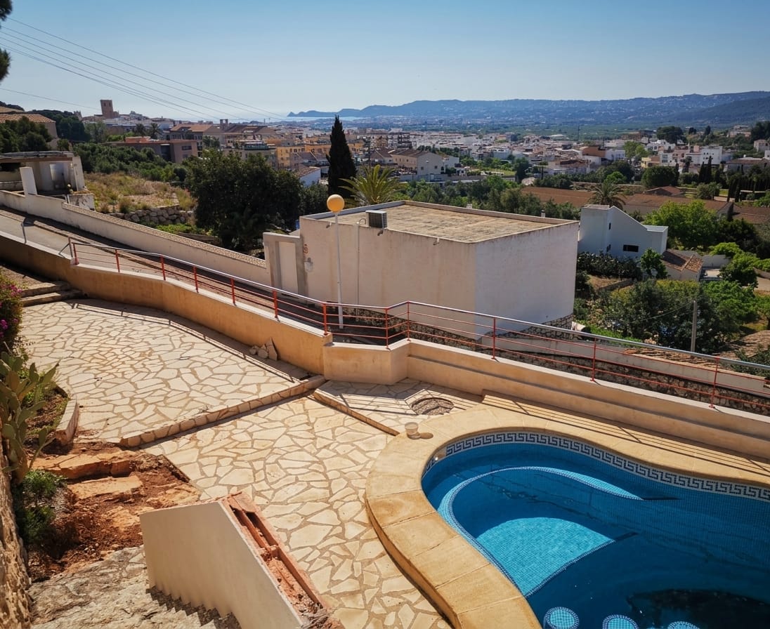 EXCLUSIEVE LUXE VILLA MET ZEEZICHT IN JÁVEA | GROOT INVESTERING EN RENOVATIE POTENTieel | VOORDEELIGE ZUIDELIJKE ORIËNTATIE IN 'CASTELLANS'