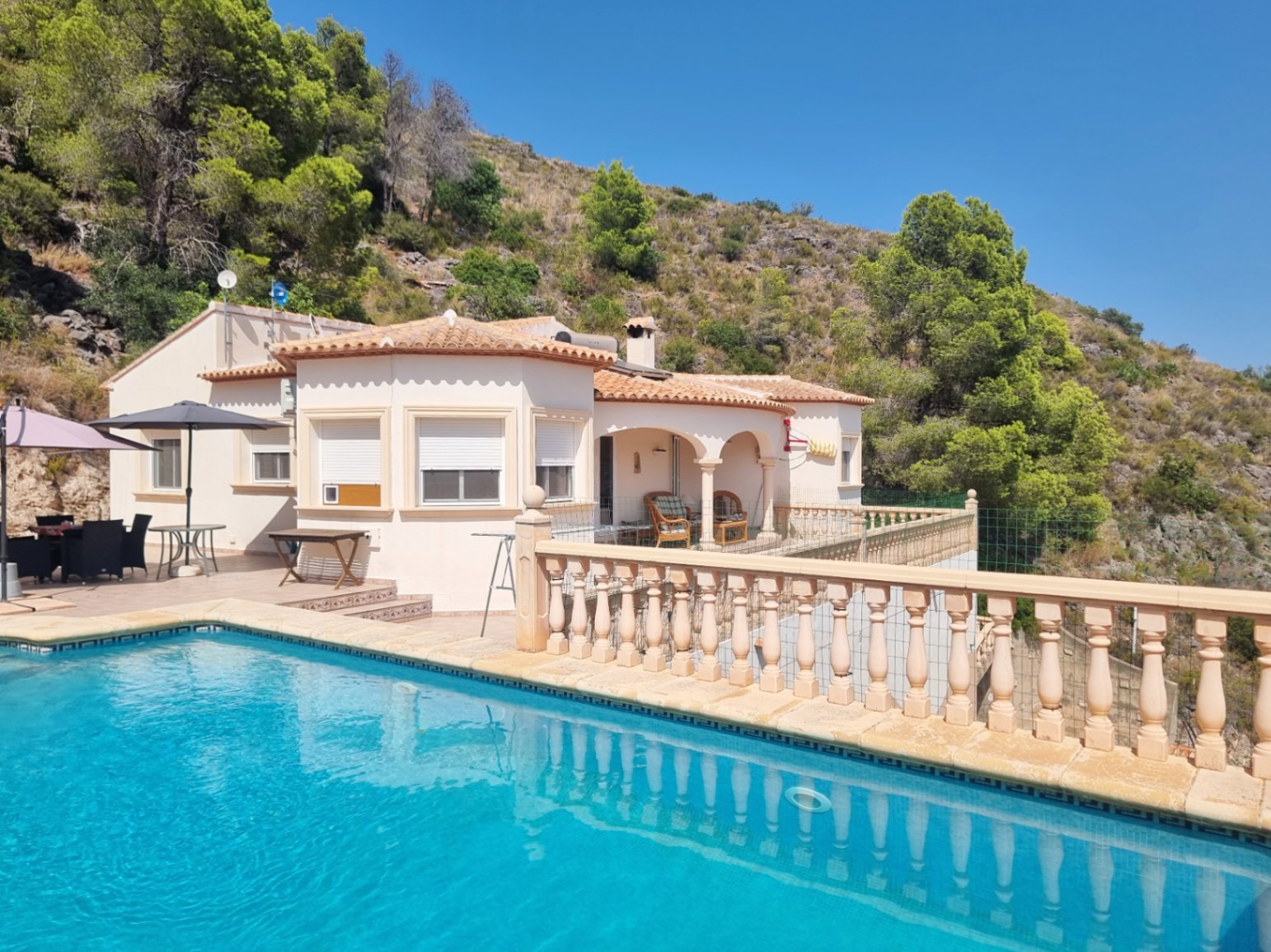 Villa met panoramisch uitzicht, zwembad en veel privacy in Pego Monte Mostalla