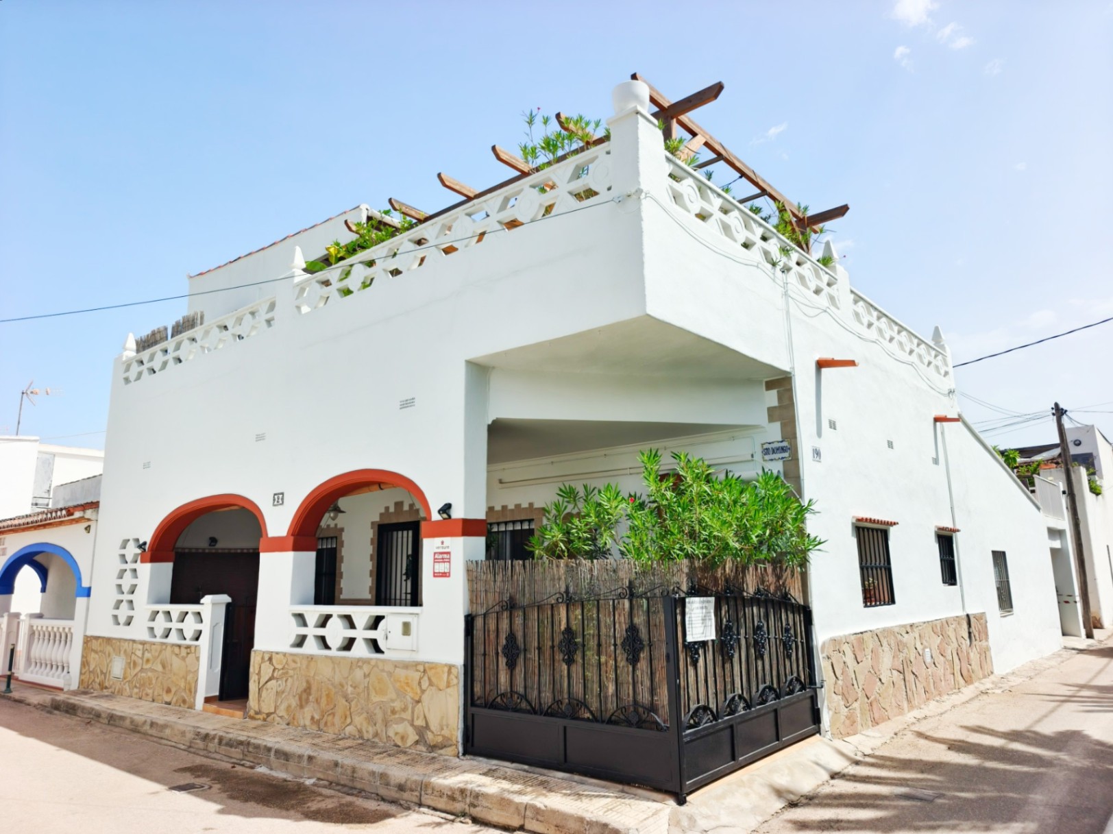Huis te koop met 4 slaapkamers in Oliva, aan het rustigste strand.