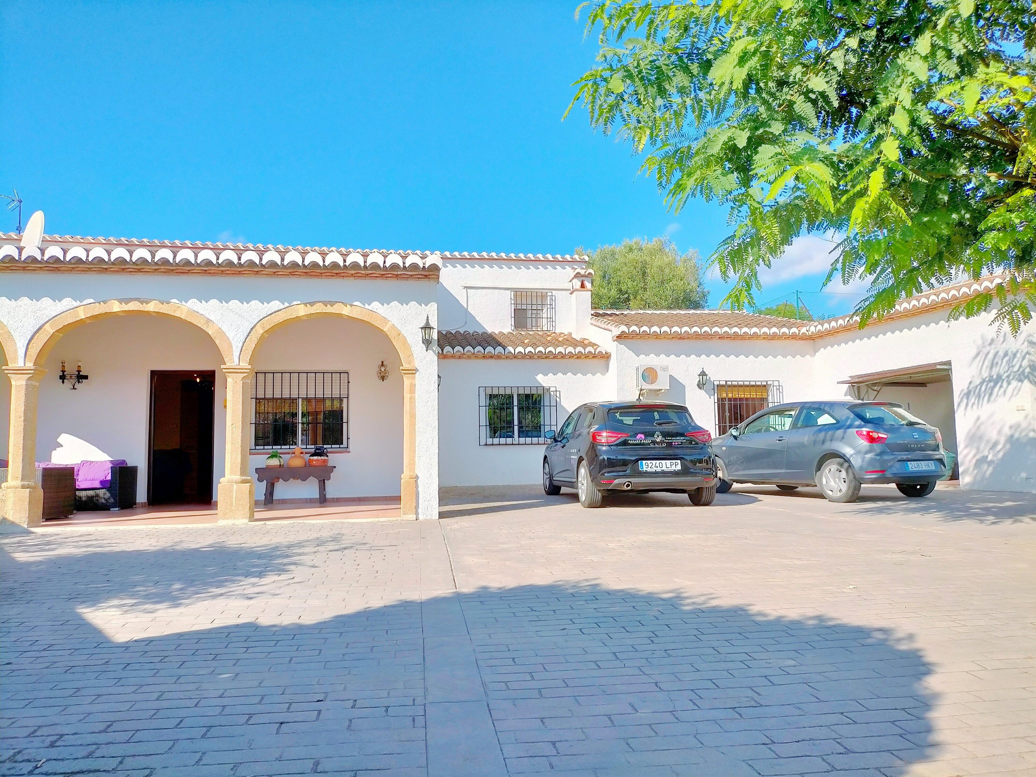 Beautiful villa with 5 bedrooms and pool in the demanded area of Javea